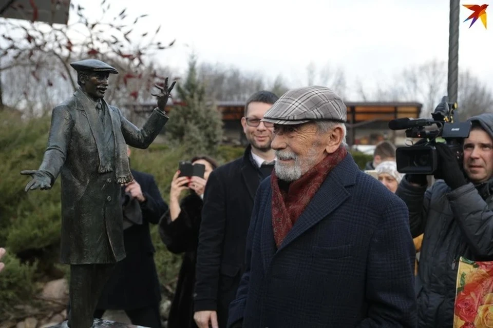 Увидев памятник самому себе в Минске, Вахтанг Кикабидзе пошутил в 2019 году: "На меня молодого похож".