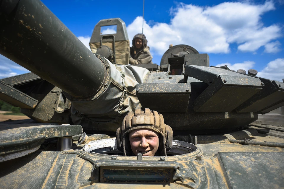 Российские танкисты успешно уничтожают технику и живую силу противника во время СВО
