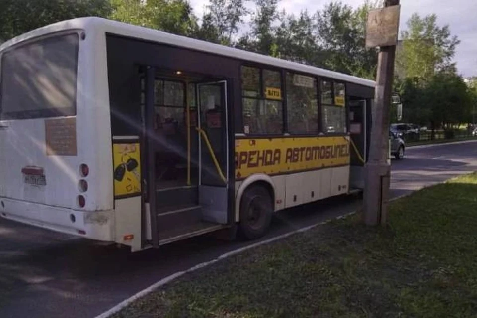 Выпавшая на ходу из автобуса пассажирка отсудила 300 000 рублей у перевозчика в Братске