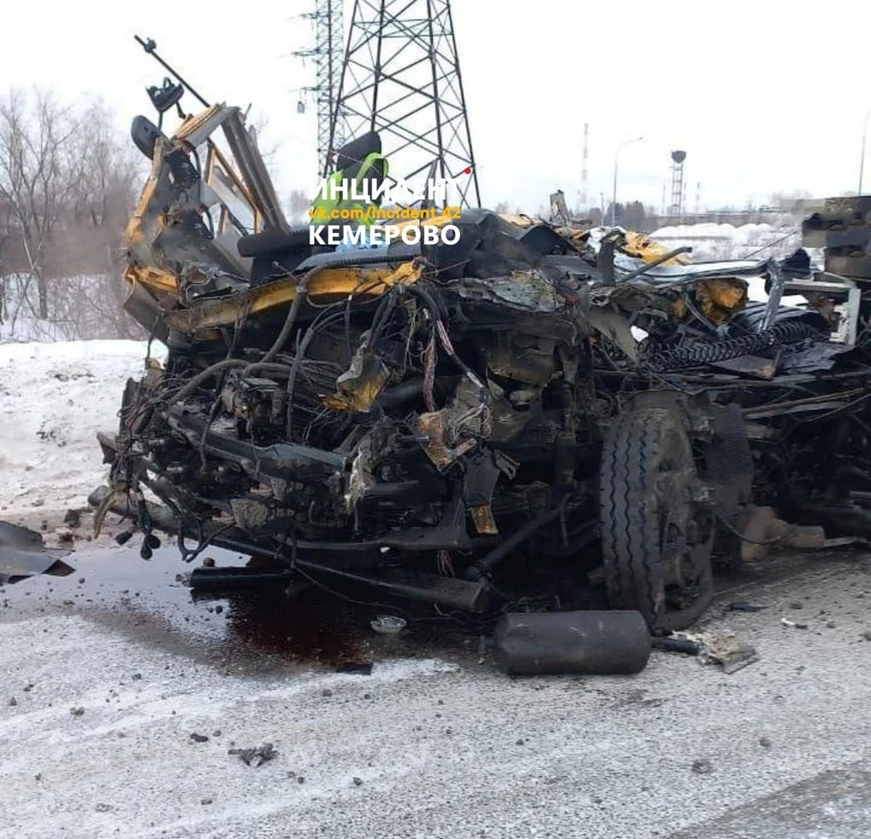 В Кузбассе произошло массовое ДТП с участием легковушки, грузовика и  служебного автобуса - KP.RU