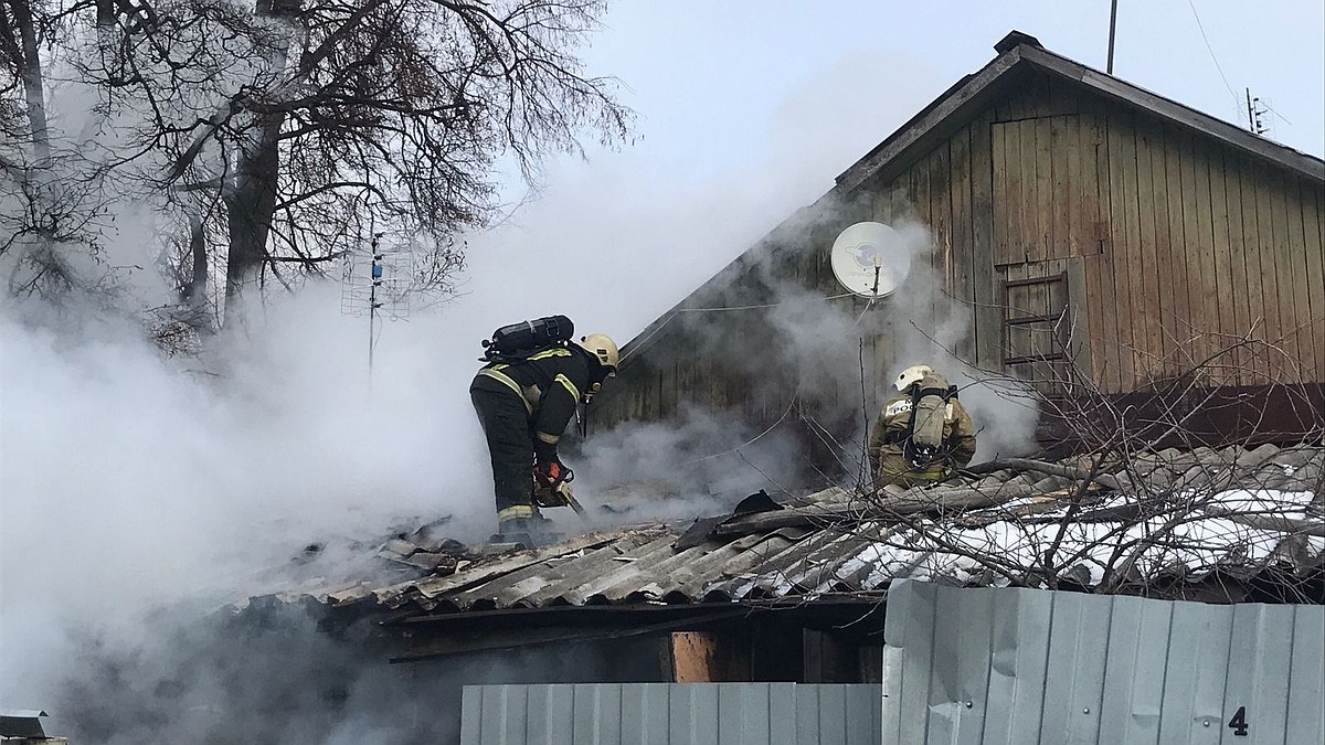 На 3-м Коломенском проезде в Рязани загорелся жилой дом - KP.RU