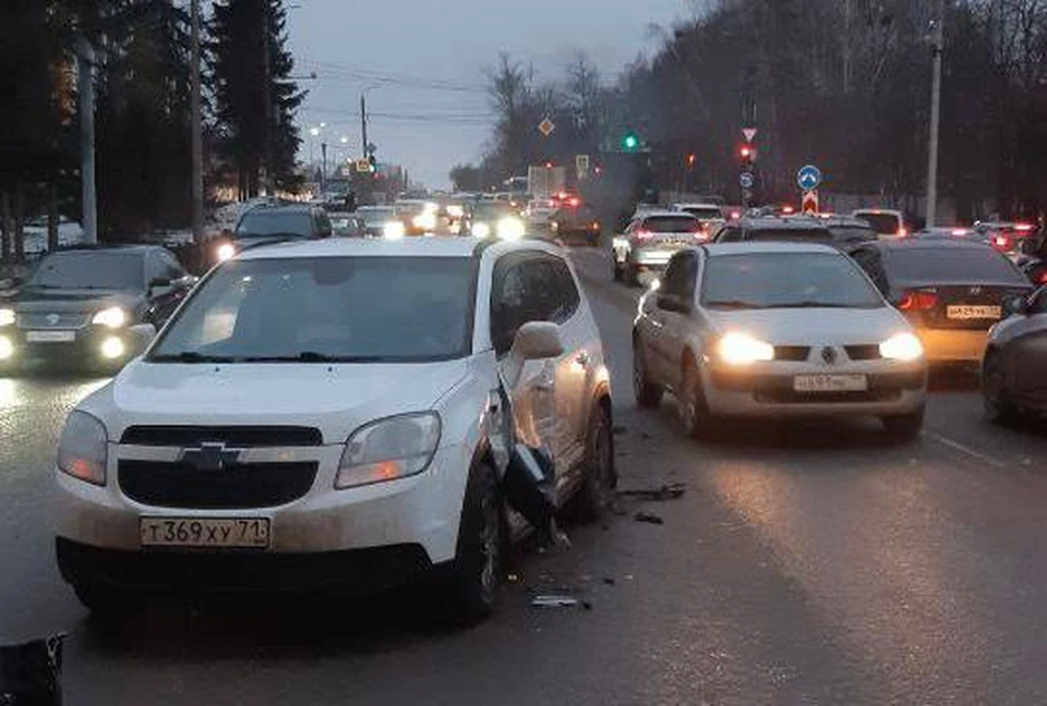 На улице Оборонной в Туле за 15 минут столкнулось 9 автомобилей