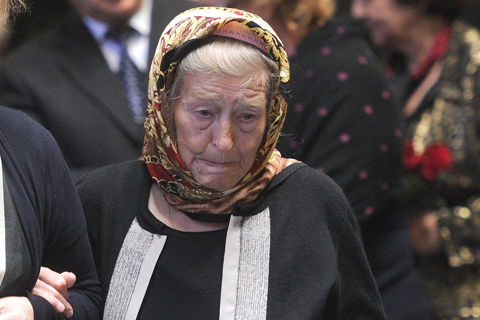 Вера Фокина на церемонии прощания с сыном, Геннадием Селезневым, 2015 г.