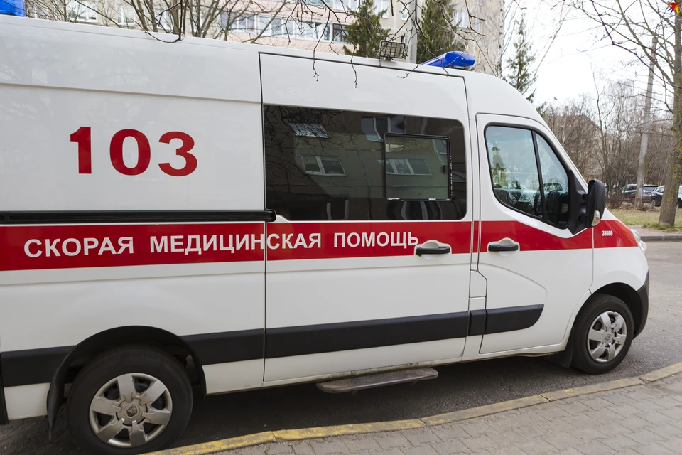В Минске дерево упало на два авто и травмировало женщину, которой понадобилась помощь медиков.