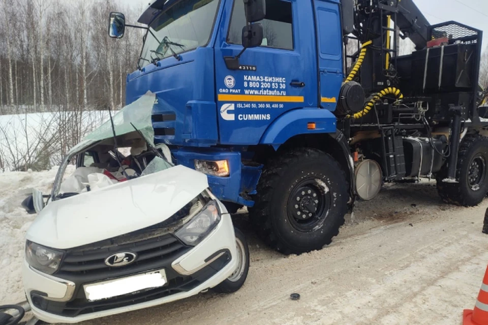 Водитель и пассажир погибли в результате столкновения. Фото: ГИБДД Кировской области
