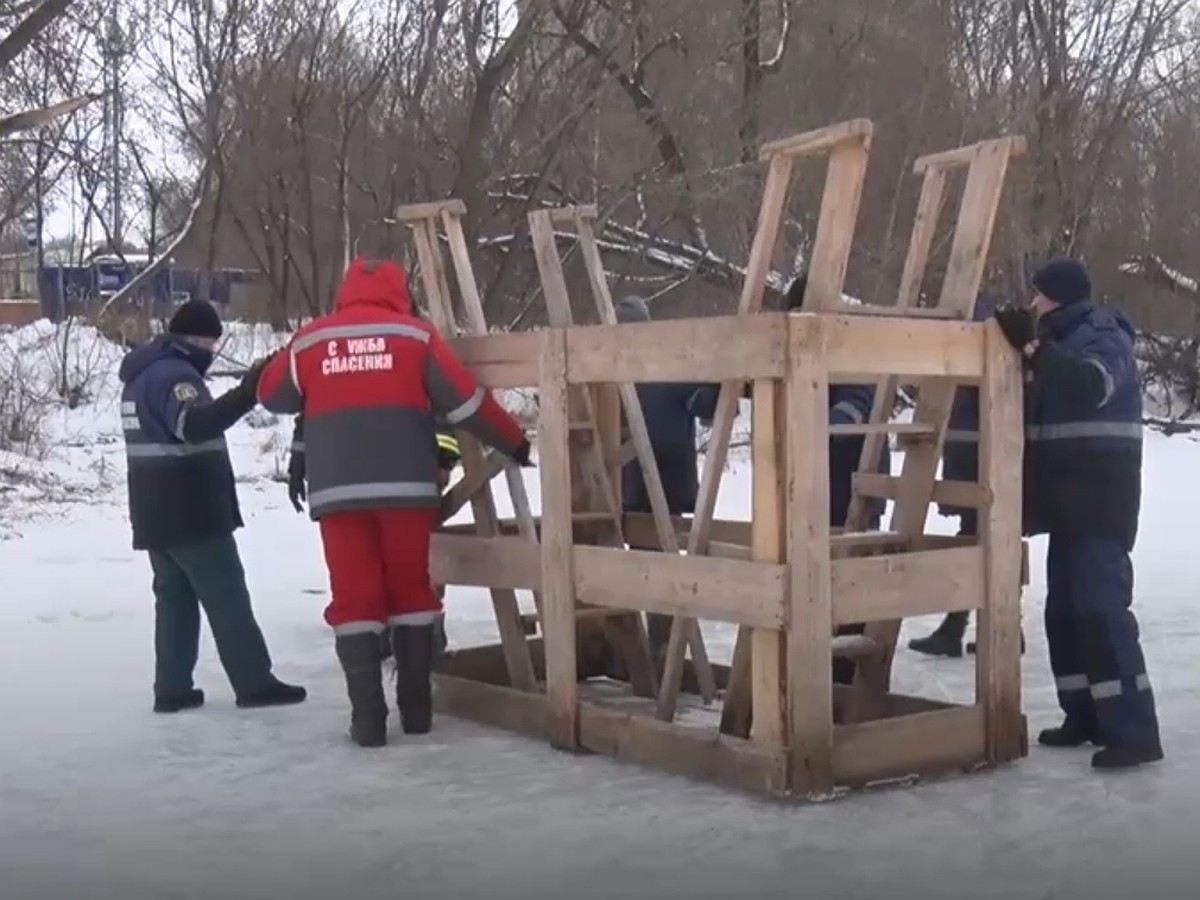 В Ульяновске начали оборудовать проруби для Крещенских купаний - видео -  KP.RU