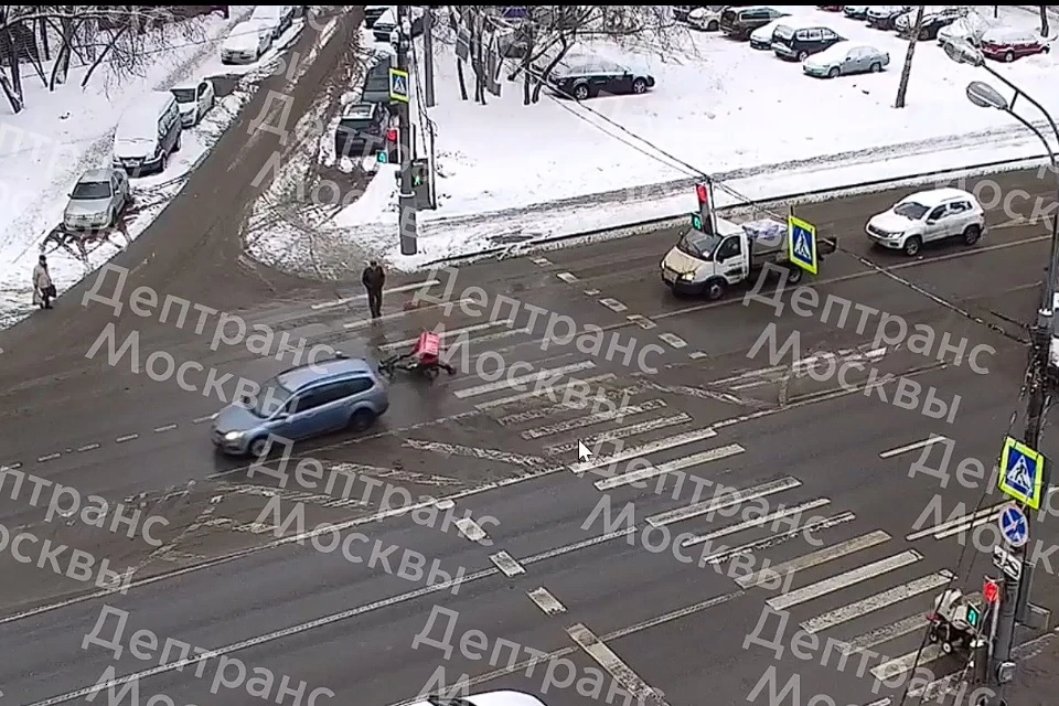 На Севастопольском проспекте Москвы автомобиль сбил курьера на велосипеде
