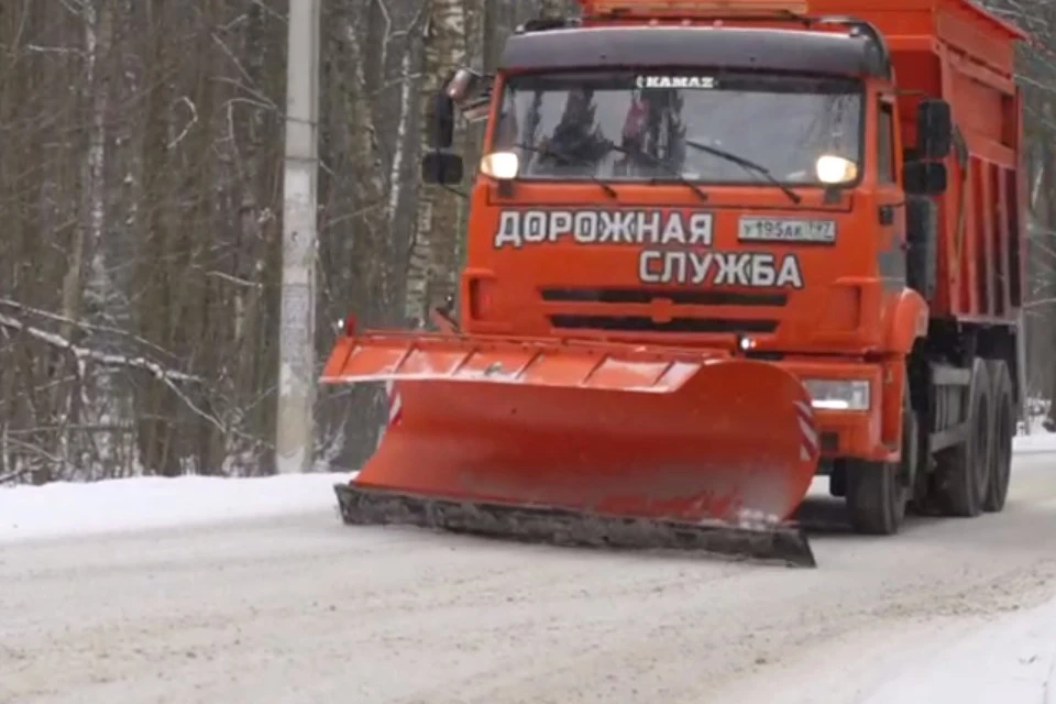 Более двух тысяч спецмашин чистят дороги Подмосковья во время снегопада