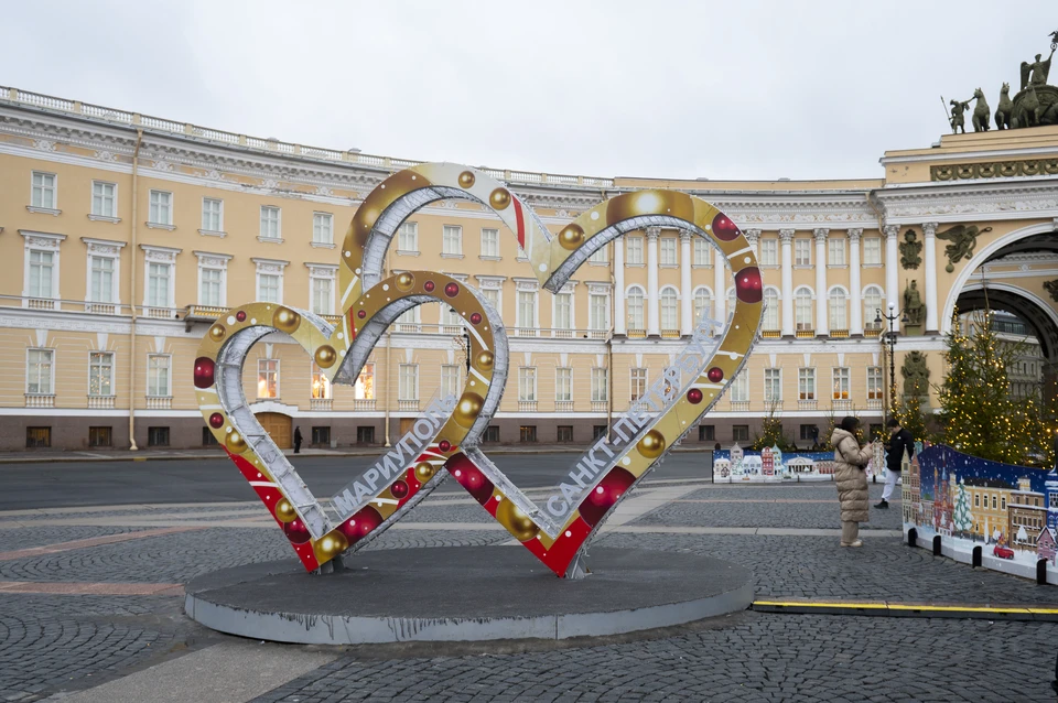 Инсталляцию "Два сердца" в честь Мариуполя уберут с Дворцовой площади
