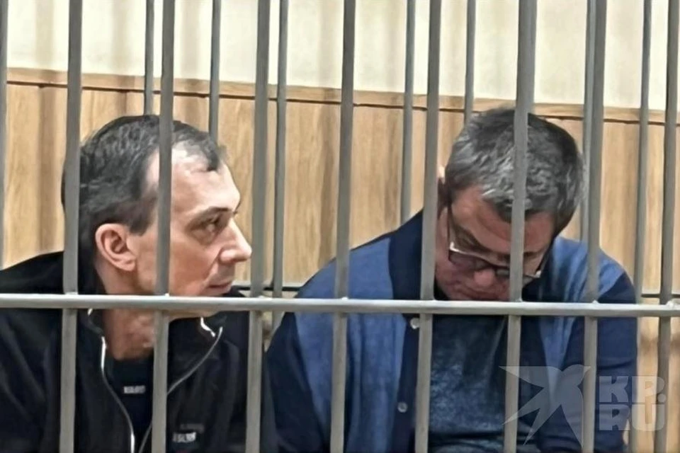 Игорь Петров (слева) продолжает оставаться под стражей.
