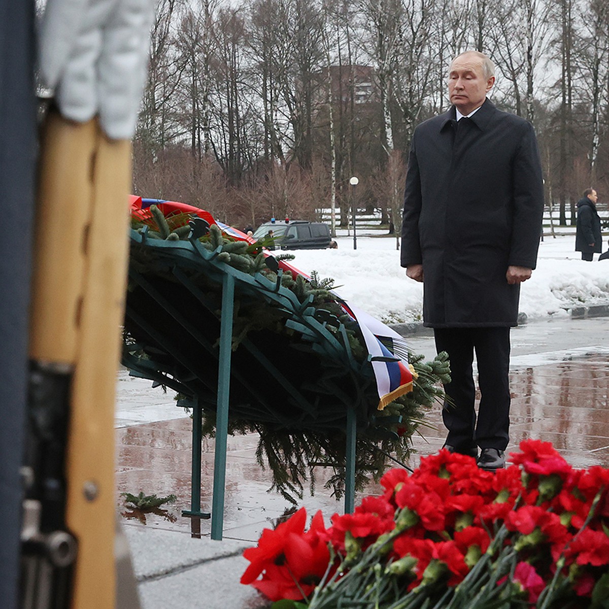 Владимир Путин посетил могилу брата на кладбище в Санкт-Петербурге - KP.RU