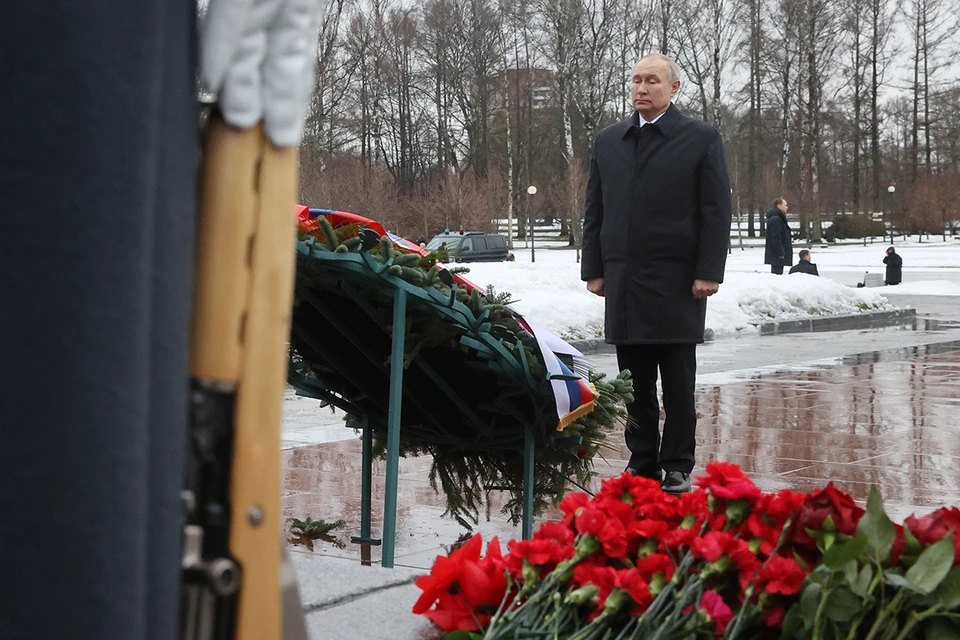 Цветок на столе у путина название