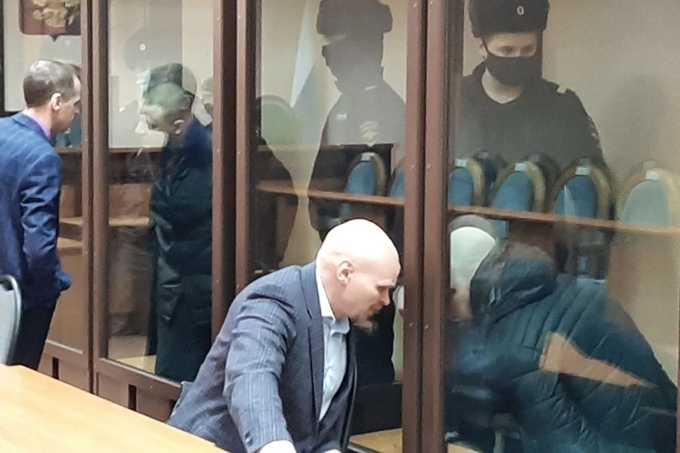 Виктор Бертхольц и Александр Оршлет общаются с адвокатами перед вынесением приговора