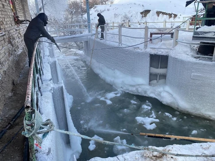 Без тепла и воды, но с морозами: кыргызский город Майлуу-Суу уже пять дней живет в режиме ЧС