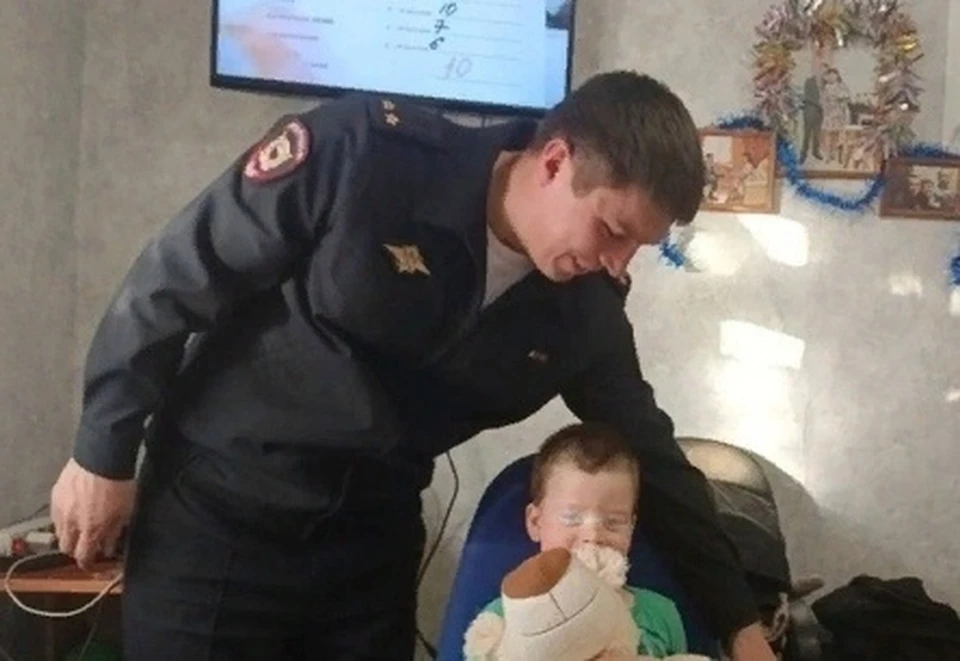 Сотрудники полиции смогли исполнить желание ребенка. Фото: ГУ МВД России по региону