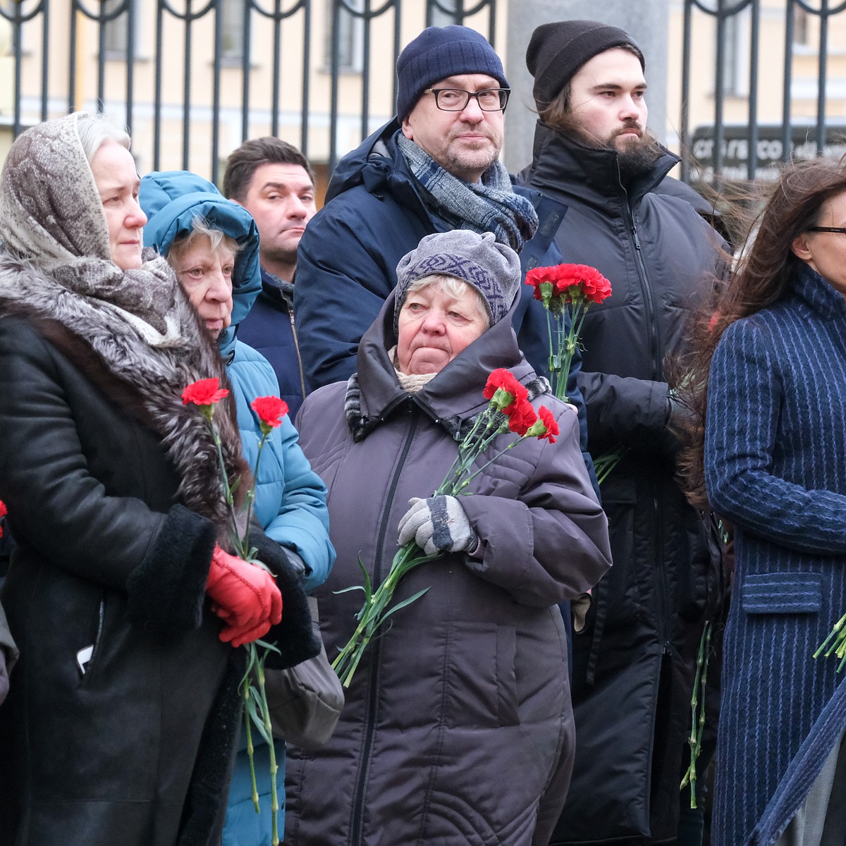 До последних дней прятала сухари и любой самолет считала вражеским».  Тяжелые воспоминания о блокадном Ленинграде - KP.RU