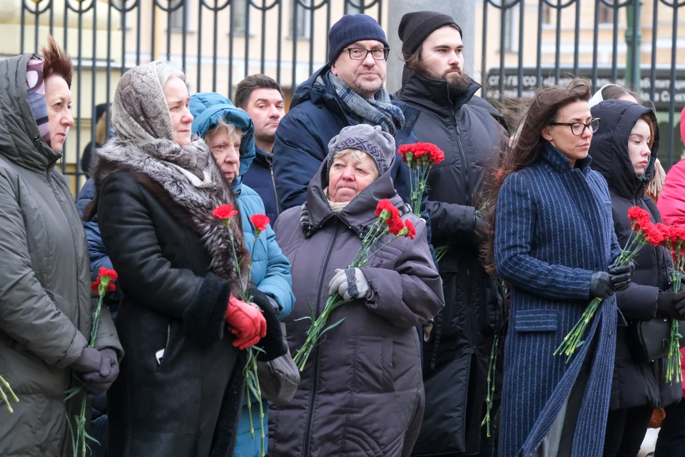 Петербуржцы почтили память блокадных жителей и их спасителей.