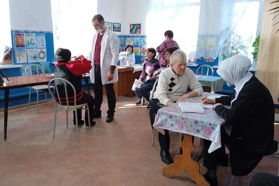 Жителям хутора проводят медицинские консультации. Фото: пресс-служба правительства Адыгеи