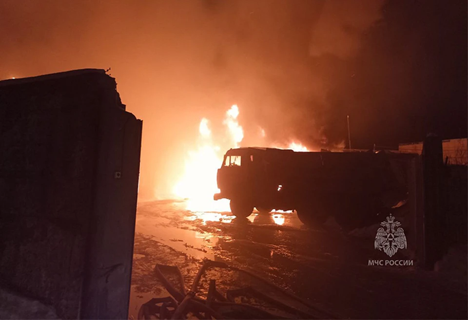 Семь часов тушили пожарные вспыхнувший гаражный массив площадью 600 квадратов в Нижнем Новгороде