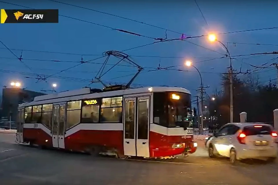Иномарка пыталась проскочить перед трамваем и врезалась в другое авто. Фото: стоп-кадр из видео / АСТ-54