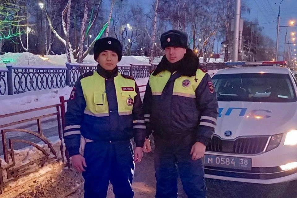 Инспекторы ДПС вытащили из ледяной воды едва не утонувшую девушку в Иркутске