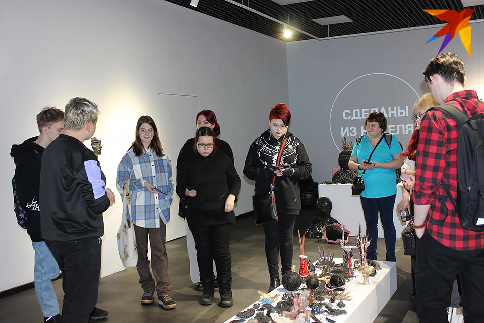 Для начинающих журналистов провели экскурсию по выставке «Сделаны из Никеля». Фото: Дарья ЦЕБРИК