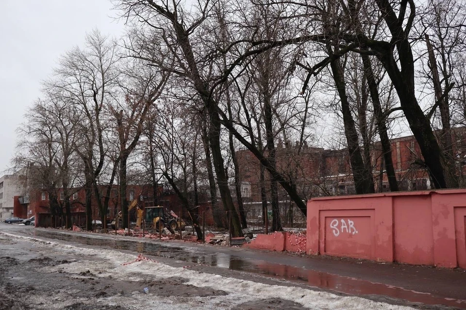 На Московском шоссе сносят ограду мясокомбината. Фото: vk.com/kgiopspb