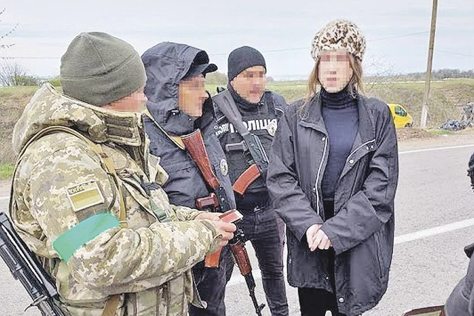 Простые украинцы воевать не желают. На этом фото СБУ задерживает возле границы уклониста от очередной мобилизации, переодетого в женскую одежду.