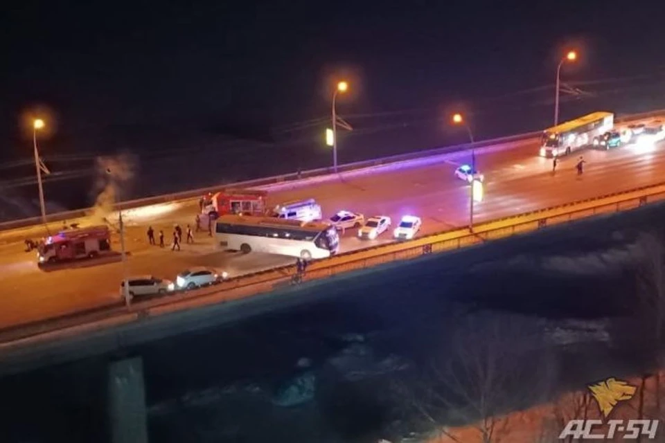 На Димитровском мосту произошло массовое ДТП. Фото: "АСТ-54 Black"