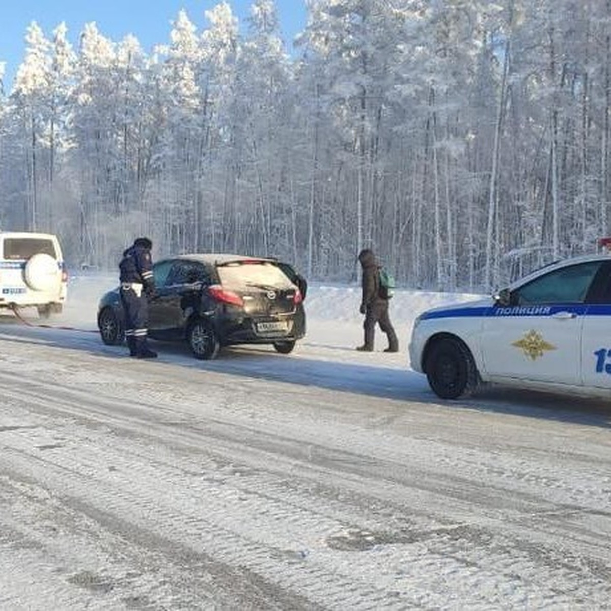 В Якутии сотрудники ГИБДД спасли пару, чей автомобиль сломался на трассе в  50-градусный мороз - KP.RU