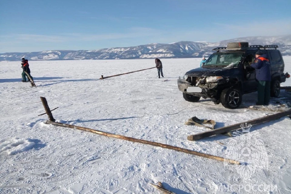 Автомобиль провалился в трещину на льду Малого моря на Байкале