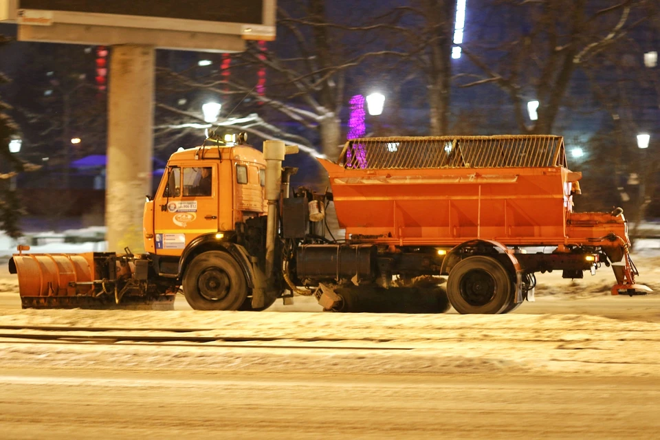 Автомобили мешают качественной уборке снега. Фото: Дмитрий Селезнев
