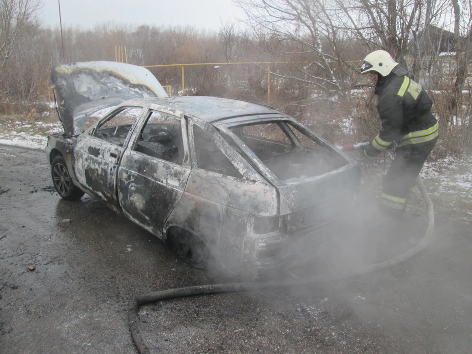 На обоих пожарах сотрудникам МЧС удалось быстро потушить огонь, но автомобили к тому времени уже сгорели.