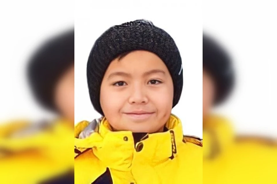 На ориентировке мальчик в желтой куртке, но в день пропажи был одет в черно-красную. Фото: «ЛизаАлерт»