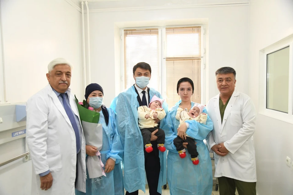 Кыргызстанкам, которым сейчас восемь месяцев, отводили мало шансов на то, что они выживут. Но узбекские врачи согласились помочь их семье.