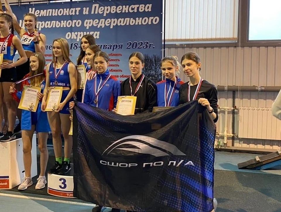 Анастасия Запольская, Ксения Кошелева, Дарья Господарикова и Полина Салькова (все - справа) стали бронзовыми призерами в эстафете 4х400 метров. Фото из телеграм-канала Спорт48.
