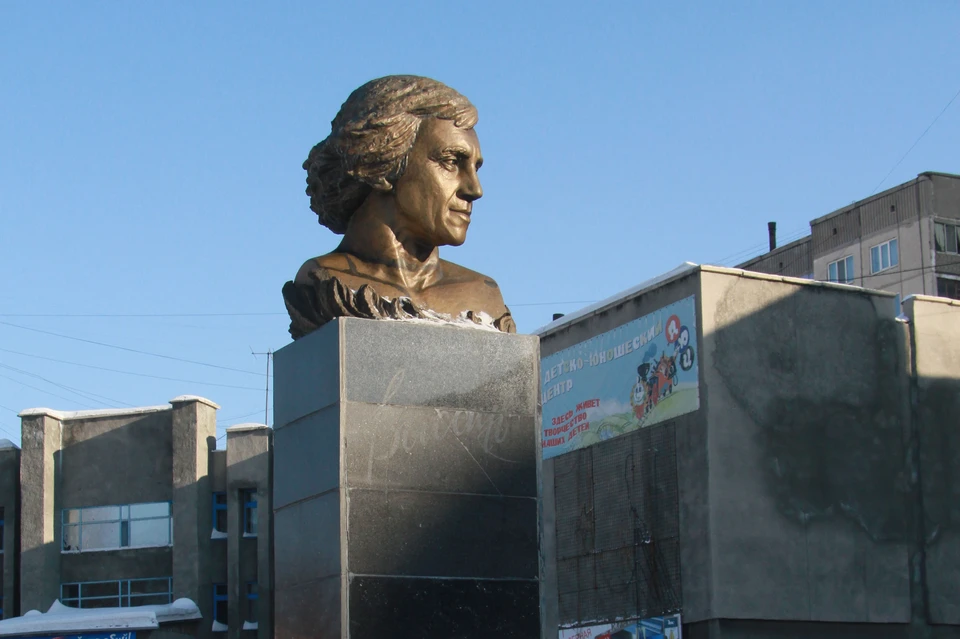 В 2002 году у Алтайского педуниверситета установили бронзовый бюст Высоцкого