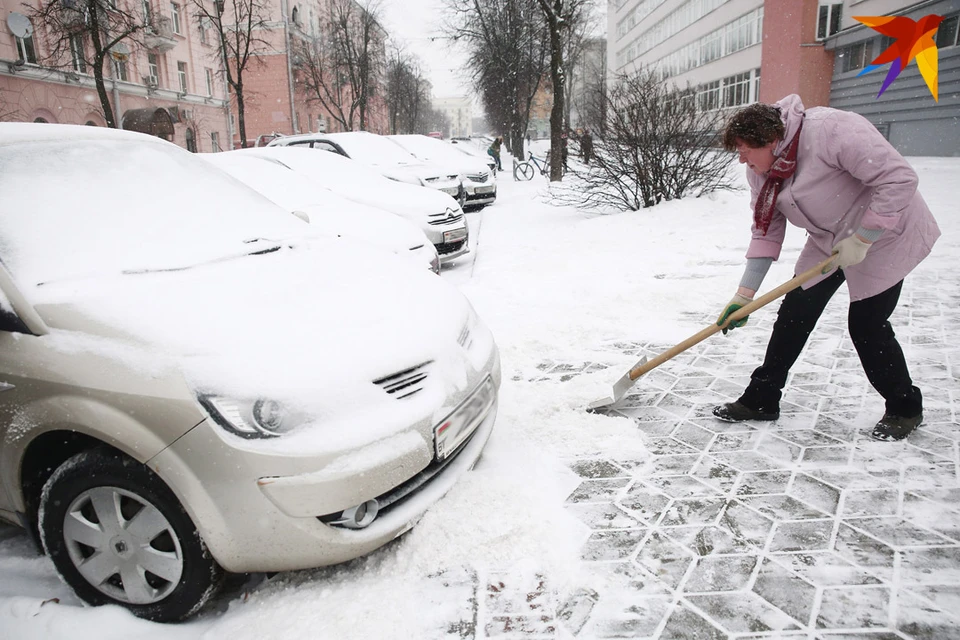 По мнению Лукашенко, люди могут и должны помогать убирать города от снега.