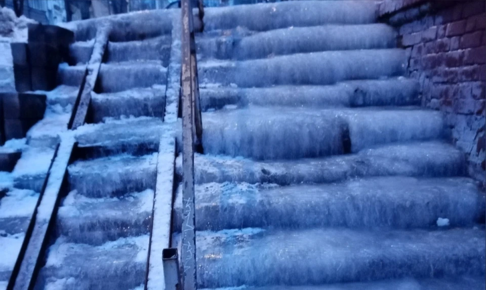 Лестница покрылась льдом. Фото: "Честная Самара"