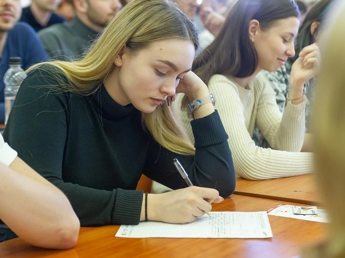 Конкурс шпаргалок и кража еды: крымчане поделились необычными историями из  студенческой жизни - KP.RU