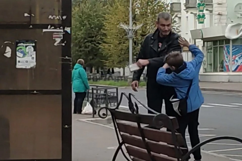В Железногорске пьяный мужчина на остановке дважды ударил мальчика. Стоп-кадр видео