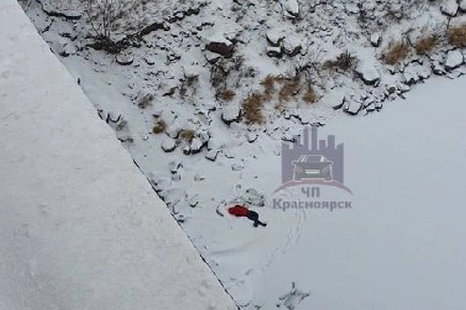 В Красноярске под Октябрьским мостом нашли тело мужчины. Фото: ЧП Красноярск