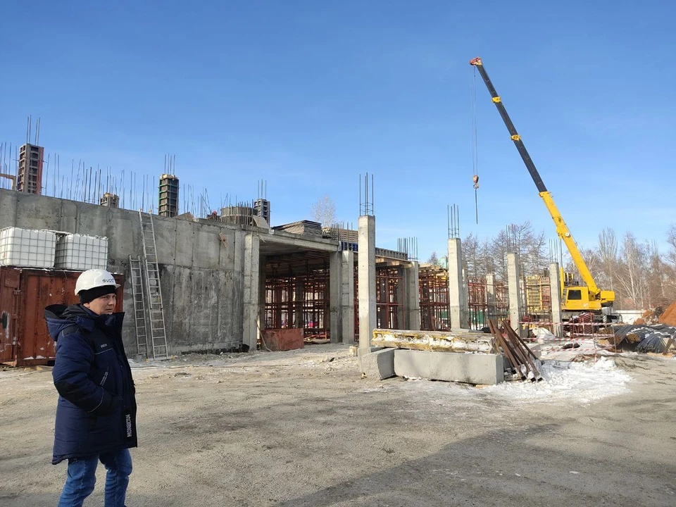 В сквере на Молодогвардейцев развернулась стройка спортобъекта.