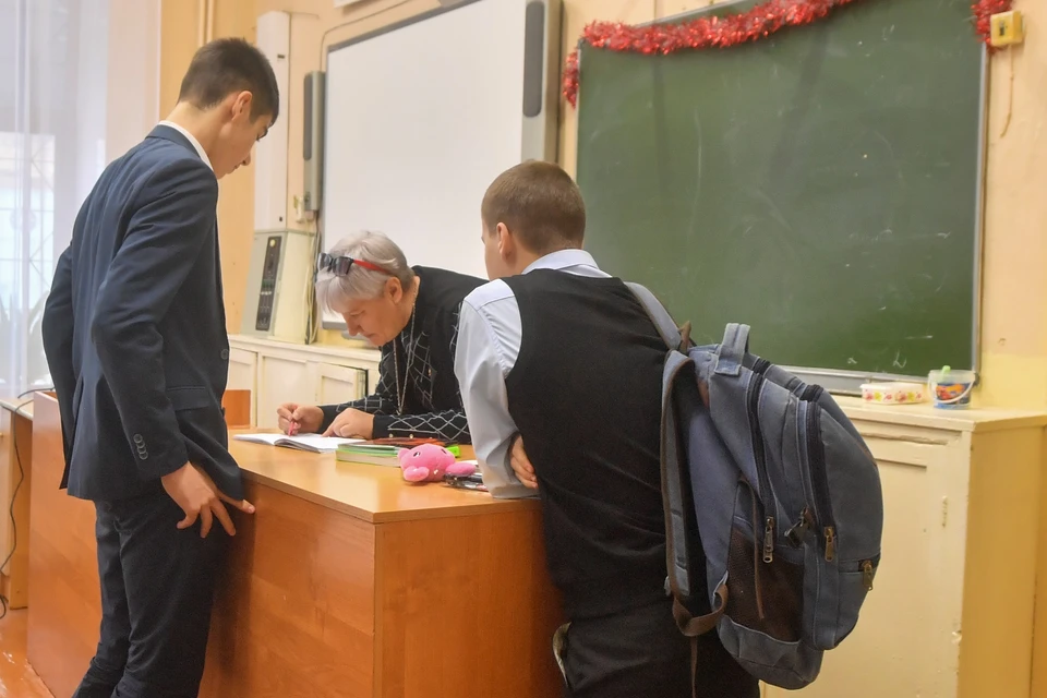 Педагоги могут претендовать на премии в 200, 150 и 100 тысяч рублей