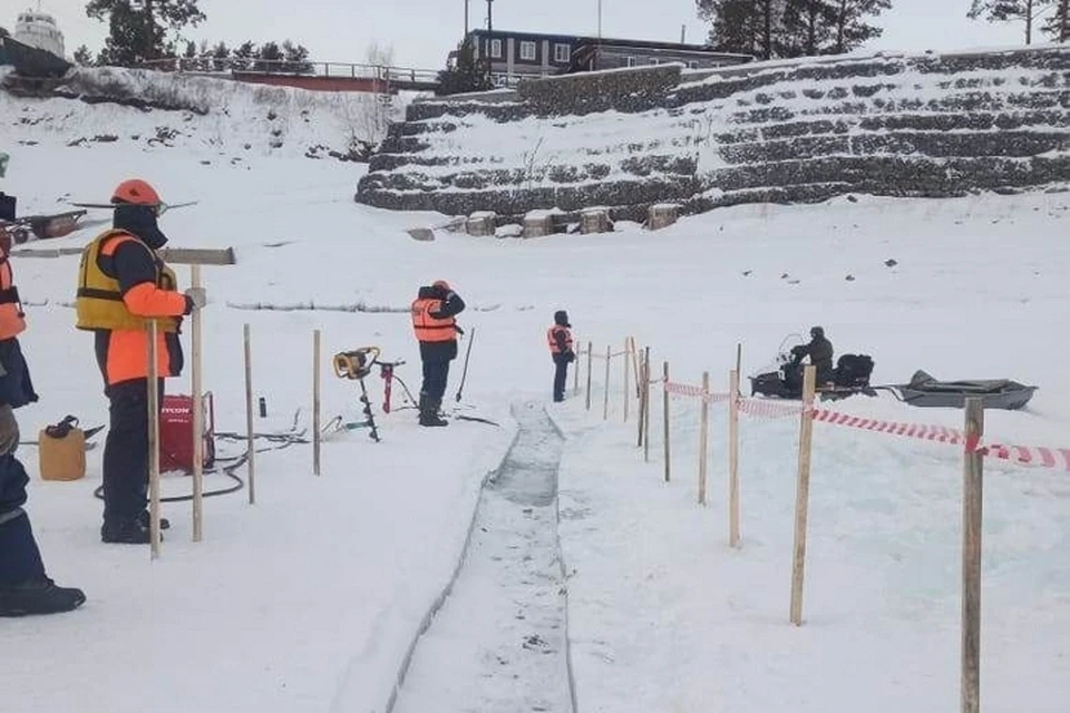 На Красноярском водохранилище спасатели распилили лед, чтобы не пускать водителей. Фото: КГКУ "Спасатель"