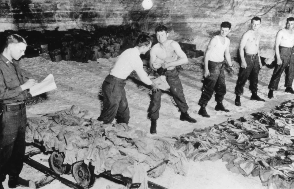 Архивное фото. Американские солдаты во время переписи золотых слитков из тайника Рейхсбанка в Турингии, весна 1945 года.