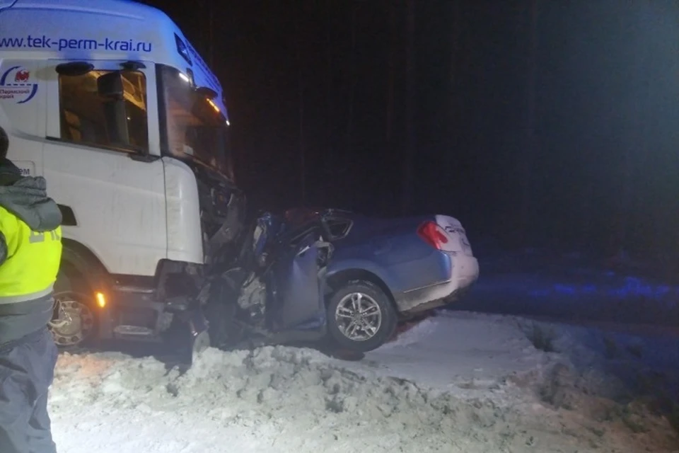 Nissan Teana мчалась по встречной полосе и влетела под фуру. Фото: Госавтоинспекция Тюменской области.