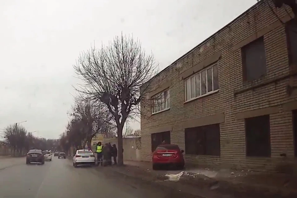 В Рязани легковой автомобиль врезался в стену здания.