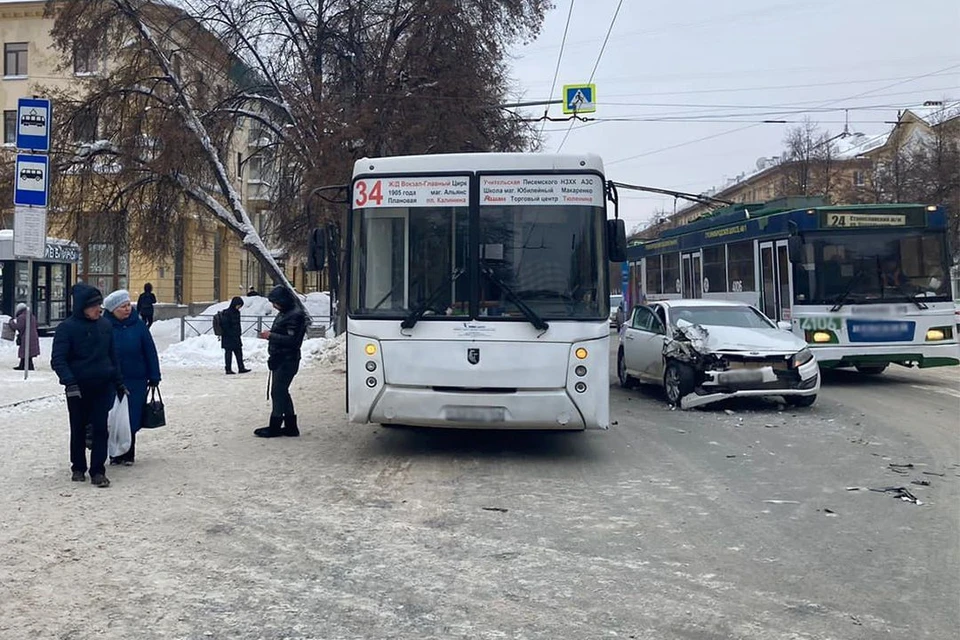 Иномарка въехала в автобус. Фото: МВД МЕДИА