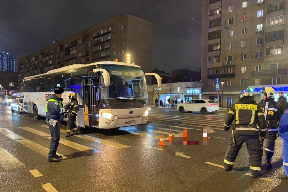 Водитель частного автобуса сбил пешехода на западе Москвы